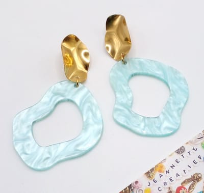 Jeannette-Creatief® - Resin - Lichtblauw Goud Organic - Blauwe Oorbellen - Gouden RVS Oorbellen - Dames Oorbellen - Oorbellen Dames - Oorbellen - Resin Oorbellen