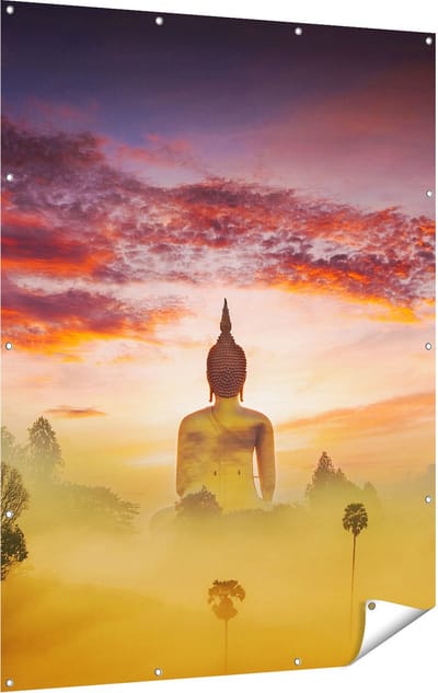 Gards Tuinposter Boeddha Beeld in de Mist - 120x160 cm - Tuindoek - Tuindecoratie - Wanddecoratie buiten - Tuinschilderij
