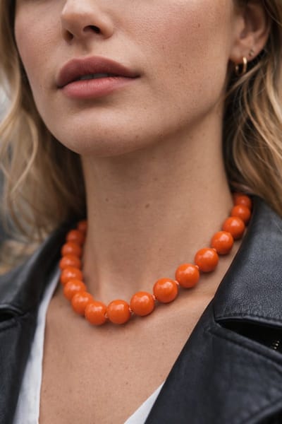 Lundholm Luxe Kralenketting Dames Koningsdag Sieraden Ketting – Premium Stainless Steel Jewellery Statement Kralen Ketting Oranje – Grote 15 mm Kralen – Verstelbaar 45 + 5 cm – My Lillesand Serie – Eyecatcher – Inclusief Luxe Geschenkverpakking