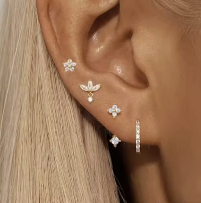 Maevi® Oorbellen Set 4 Stuks - Kleur: Goud - Roestvrij Staal / RVS (Stainless Steel) - Hoge Kwaliteit - Oorbellen Set - Meerdere Oorbelgaatjes - Oorbellen / Earrings - Oor Versiering - Luxe Set - Gouden Oorbellen - Meerdere Gaatjes - Verkleurt Niet