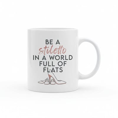 Be a Stiletto in a World Full of Flats – Inspirerende Quote Koffiemok 330 ml | Stijlvol Motiverend Cadeau voor Haar