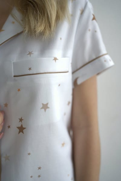 Sterren pyjama set dames–klassiek shirt& korte broek–handgeschilderde sterren–100% Katoensatijn–wit–maat S