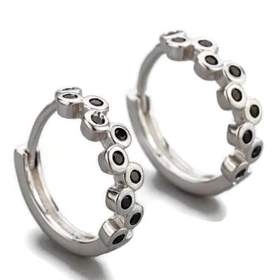 Aramat Jewels | Oorringen | Zilveren Oorringetjes met Zwarte Zirkonia Steentjes | | | |12mm | Zilver | Kinderen, Volwassenen | Verkleurd niet