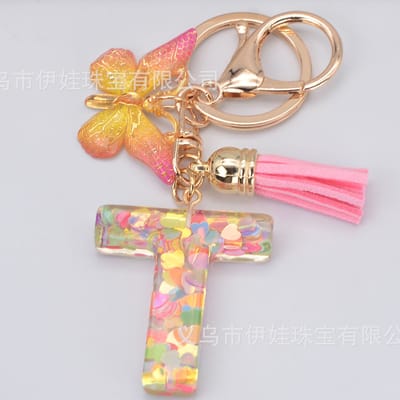 Sleutelhangers of voor je tas van A tot Z - met een pompon of kwastje - met letter - mooi design - handgemaakt - sleutelhangers - design - mode - goud - zwart - blauw - roze- rood