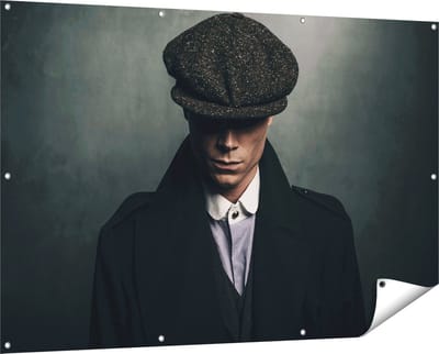 Gards Tuinposter Engelse Gangster met een Pet uit Jaren 1920 - 150x100 cm - Tuindoek - Tuindecoratie - Wanddecoratie buiten - Tuinschilderij