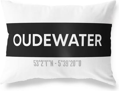 Tuinkussen OUDEWATER - UTRECHT met coördinaten - Buitenkussen - Bootkussen - Weerbestendig - Jouw Plaats - Studio216 - Modern - Zwart-Wit - 50x30cm