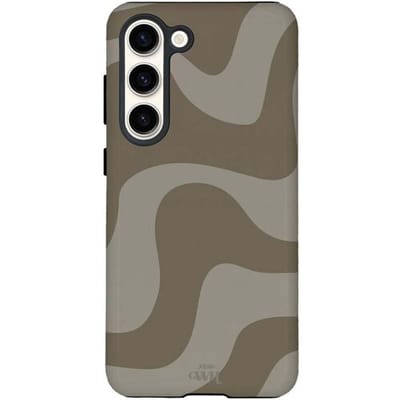 xoxo Wildhearts Ride With Me Brown - Hoesje geschikt voor Samsung Galaxy S24 Plus - Siliconen hoesje met dubbele beschermlaag - Luxe case - Stevige backcover - Golvenprint - Golvend patroon - golven - Beige / Bruin