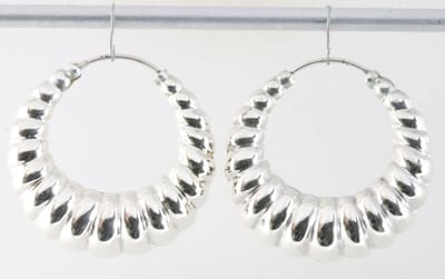 Zilveren oorringen met ribbels - ø 35 mm.