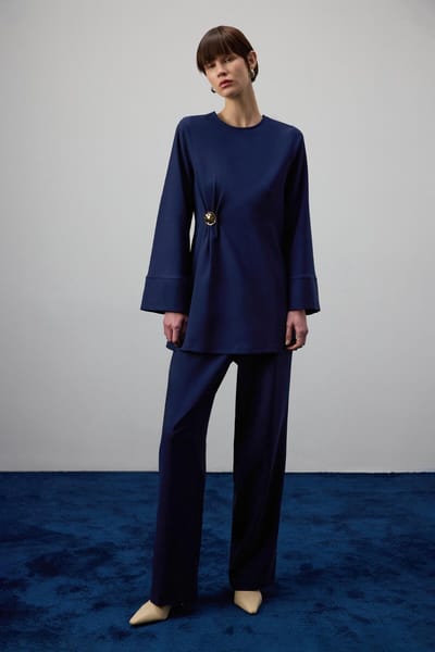 Touché Privé - Gedrapeerde blouse met metalen accessoire - Marine - Dames