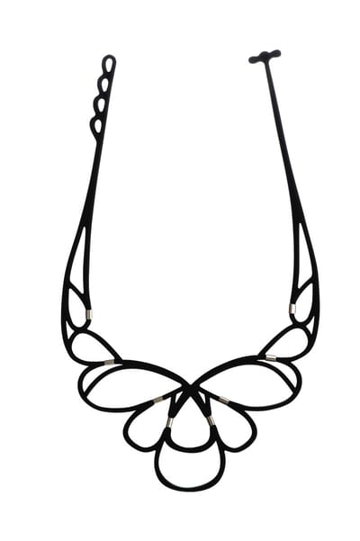Batucada - Ce Soir - Collier van Plantaardige Oorsprong - Hypoallergeen - Vrouwen Ketting met Glanzende stukjes - Antiallergisch - Halsketting - Zwart - lengte 40/44 cm - effect Tattoo - ziet er uit als Rubber – Aluminium - Vegan