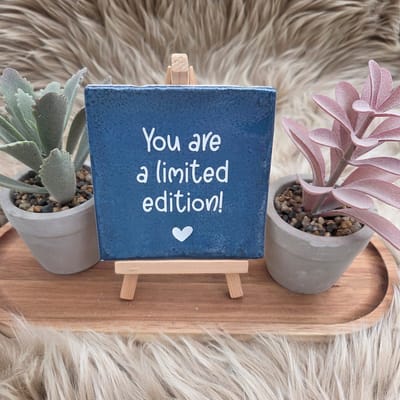 Robuust Wenstegeltje – You Are a Limited Edition – Speels – Hip trendy tegeltje – 10x10 cm – Uniek Cadeau voor Vriendin, Juf, Tante, Zus of Collega – Stijlvolle Woondecoratie met Boodschap – Trendy nu – Decoratief Tegeltje met Standaard – Cadeau Idee