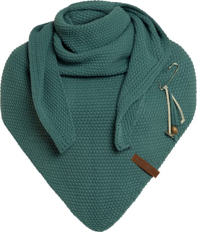 Knit Factory Coco Gebreide Omslagdoek - Driehoek Sjaal Dames - Dames sjaal - Wintersjaal - Stola - Wollen sjaal - Groene sjaal - Laurel - 190x85 cm - Inclusief sierspeld