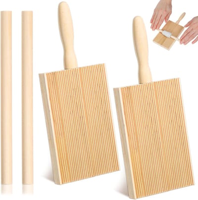Gnocchi-plank en pastameplank van grenenhout met garganellischraper voor spaghetti, penne en ravioli bereiden