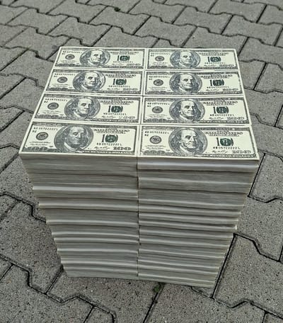 Grote Stapel Dollars Beeld – Realistisch Geld Handenvol Decoratie – Polystone – H38 x B26 x L30 cm – Uniek Cadeau, Kantoor & Home Decoratie