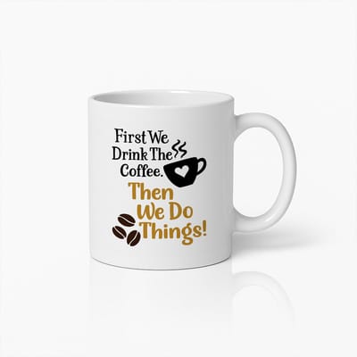 Grappige Koffiemok 330ml – “First We Drink The Coffee Then We Do Things” Quote Beker – Humoristisch Cadeau voor Koffieliefhebbers & Kantoor Ochtenden