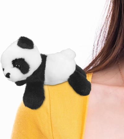 Allecto Plus - Panda pluche speelgoed 15 cm - Liggend op de schouder - Magnetisch - Leuke decoratie - Geschikt voor jongens en meisjes - Kleding - Tassen - T-shirts