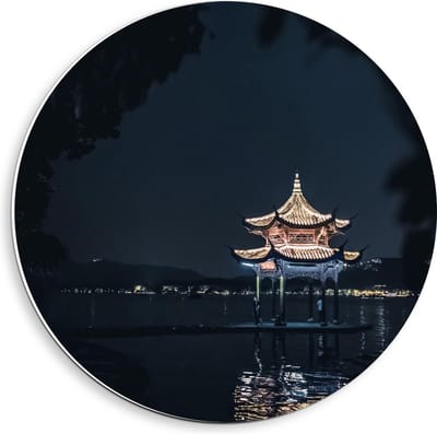 Forex Wandcirkel - Lichtgevend Kapelletje op het Water - 40x40cm Foto op Wandcirkel (met ophangsysteem)