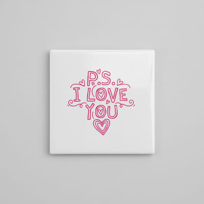 “P.S. I Love You” Tekst Tegel – Romantische Hart Typografie Wanddecoratie – Decoratieve Keramische Tegel 15 × 15 cm