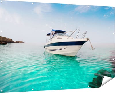 Gards Tuinposter Motorboot aan het Strand met Blauw Water - 180x120 cm - Tuindoek - Tuindecoratie - Wanddecoratie buiten - Tuinschilderij