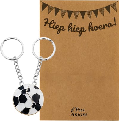 BFF Sleutelhanger voor 2 'Hiep Hiep Hoera' - Magnetische Voetbal - Sleutelhanger set op Cadeau Kaartje - Zilverkleurig - Verjaardags Hanger - Pax Amare