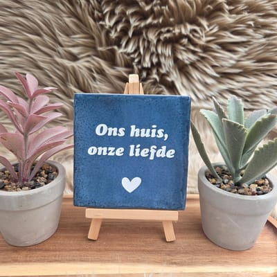Robuust wenstegeltje “Ons Huis, Onze Liefde” – Liefde Cadeau – Woondecoratie – Relatie – Trendy nu – Valentijn – Handmade – Housewarming – Vriendschap – Decoratief Tegeltje met Standaard – Cadeau Idee