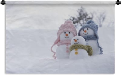 Wandkleed Kerst - Een familie van kerstpoppen op het besneeuwde landschap Wandkleed katoen 60x40 cm - Wandtapijt met foto