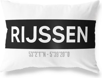 Tuinkussen RIJSSEN - OVERIJSSEL met coördinaten - Buitenkussen - Bootkussen - Weerbestendig - Jouw Plaats - Studio216 - Modern - Zwart-Wit - 50x30cm