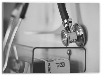 Dibond - Stethoscoop Zwart - Wit - 40x30cm Foto op Aluminium (Met Ophangsysteem)