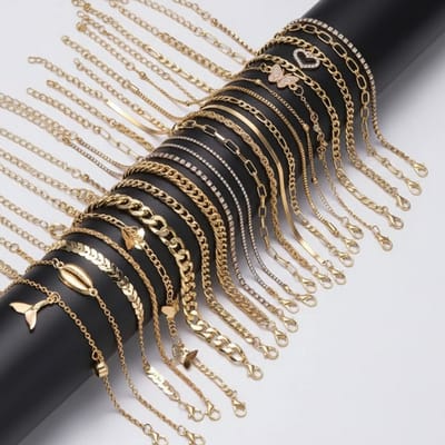 Set van 22 goudkleurige enkelbandjes voor dames – diverse stijlen met schakels, bedels en strass accenten
