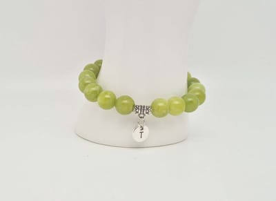 Handgemaakte natuursteen armband met hanger "Letters in cirkel" " Kraal Koreaanse jade" -8 mm diameter van de korrel- Diameter armband 20 cm - Kies je favoriete letters- Een mooi cadeau voor familie en vrienden