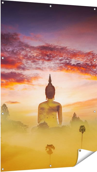 Gards Tuinposter Boeddha Beeld in de Mist - 100x150 cm - Tuindoek - Tuindecoratie - Wanddecoratie buiten - Tuinschilderij