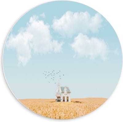 Forex Wandcirkel - Eenzaam Huisje onder Wolkjes - 60x60cm Foto op Wandcirkel (met ophangsysteem)