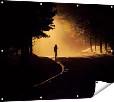 Gards Tuinposter Persoon op een Donkere Weg in het Bos - 120x90 cm - Tuindoek - Tuindecoratie - Wanddecoratie buiten - Tuinschilderij