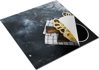 Chefcare Inductie Beschermer Uienringen op een Zwarte Betonnen Achtergrond - 78x78 cm - Afdekplaat Inductie - Kookplaat Beschermer - Inductie Mat
