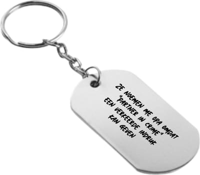 Akyol - ze noemen me opa omdat partner in crime een verkeerde indruk kan geven sleutelhanger - Quotes - de liefste opa - cadeautje - verjaardagscadeau - verjaardag - cadeau voor opa - cadeau - kado - geschenk - gift - opa artikelen - 54 x 29mm