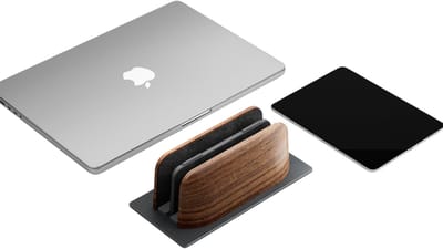 Famanu – Verticale laptopstandaard - dubbele walnoothouten laptophouder met sleuven voor bureau - in breedte verstelbaar dock van natuurlijk hout en aluminium