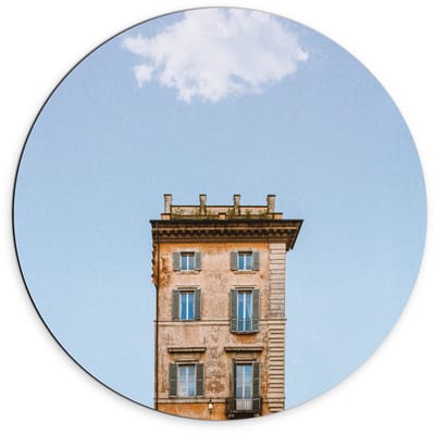 Dibond Wandcirkel - Eenzaam Flatje onder Wolkjes - 70x70cm Foto op Aluminium Wandcirkel (met ophangsysteem)