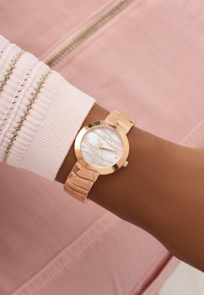 Guess Laguna Quartz Analoog Horloge Roségoudkleur Kast Gemaakt Van 100% Roestvrij Staal En Een Armband Van 100% Roestvrij Staal 30 GW0871L1, GW0871L2, GW0871L3