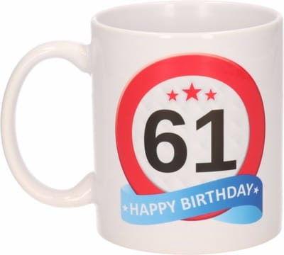 Beallatio Decorations - 61 jaar Verjaardag koffiemok - cadeau beker - stopbord print met happy birthday - 300 ml - keramiek - wit
