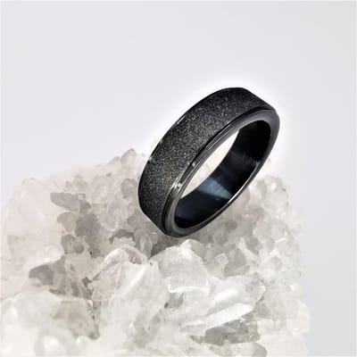 Schitterend dames edelstaal Stardust zwart ring maat 19. Stardust is glitters als diamant en zwart kleur erg chique om elke vinger.