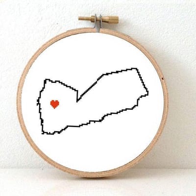 Yemen borduurpakket  - geprint telpatroon om een kaart van Jemen te borduren met een hart voor Sanaa  - geschikt voor een beginner