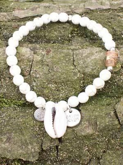 Heaven Eleven - Cremekleurige houten kralenarmband met schelp