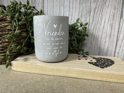 Creaties van Hier – Cement Candle Vrienden met houten plankje - 8 cm – Cement – Kaars