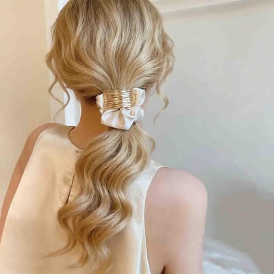 Stijlvolle Geometrische Metalen Haarklemmen met Satijnen Elastiek en Gouden Accenten - Elegante Scrunchies en Ponytail Holders voor een Modieuze Haarstijl