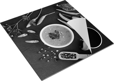 Chefcare Inductie Beschermer Hete Groenten op Zwarte Marmer - Groentes - Zwart Wit - 78x78 cm - Afdekplaat Inductie - Kookplaat Beschermer - Inductie Mat