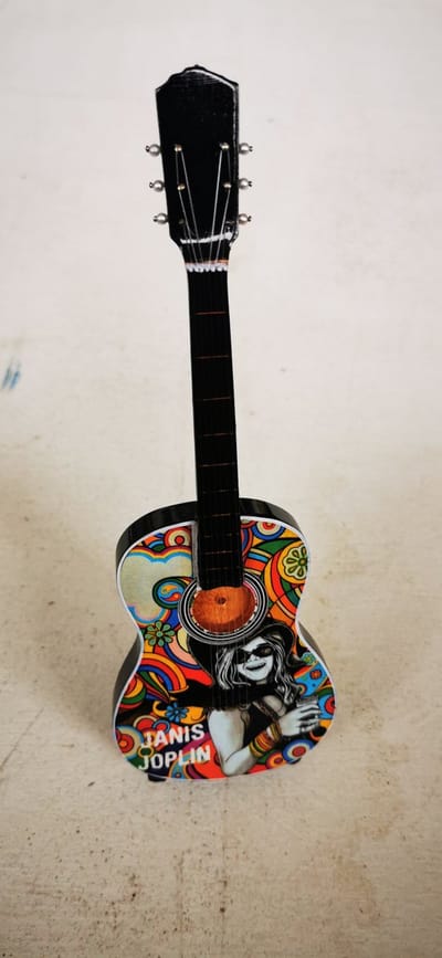Janis Joplin Miniatuur Gitaar Akoestisch Model – Houten Sixties Blues Rock Decoratie met Standaard – Luxe Psychedelische Woodstock Merchandise – 25 cm Hoog – Kleurrijk Muziek Cadeau