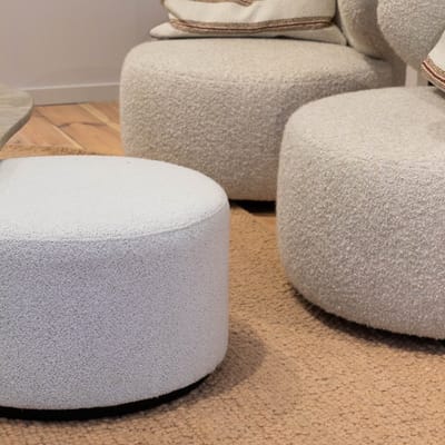 Atmooz Ritz poef rond 60 – Ø60 × H35 cm – bouclé Alpine Champagne – luxe ronde zitpoef – comfortabele poef woonkamer – moderne ottoman met zwarte houten basis – stijlvolle poef voor slaapkamer of dressing