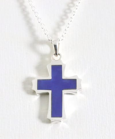 Zilveren kruishanger met lapis lazuli aan ketting