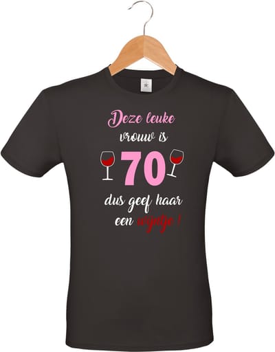 mijncadeautje - T-shirt unisex - zwart - verjaardag - feestje - cadeautje - Deze leuke vrouw is 70, dus geef haar een wijntje - maat S