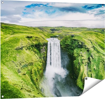 Gards Tuinposter Waterval in het Groene Landschap - 100x80 cm - Tuindoek - Tuindecoratie - Wanddecoratie buiten - Tuinschilderij